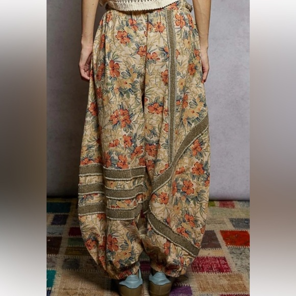 POL Floral Wide Leg Pants with Star Accent NWOT - Picture 2 of 5